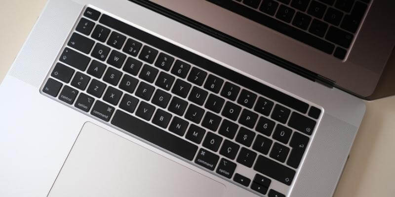 Arbejdskraft Ambassadør nabo How to Turn On Keyboard Light on MacBook Pro in 2023 - Easy Steps